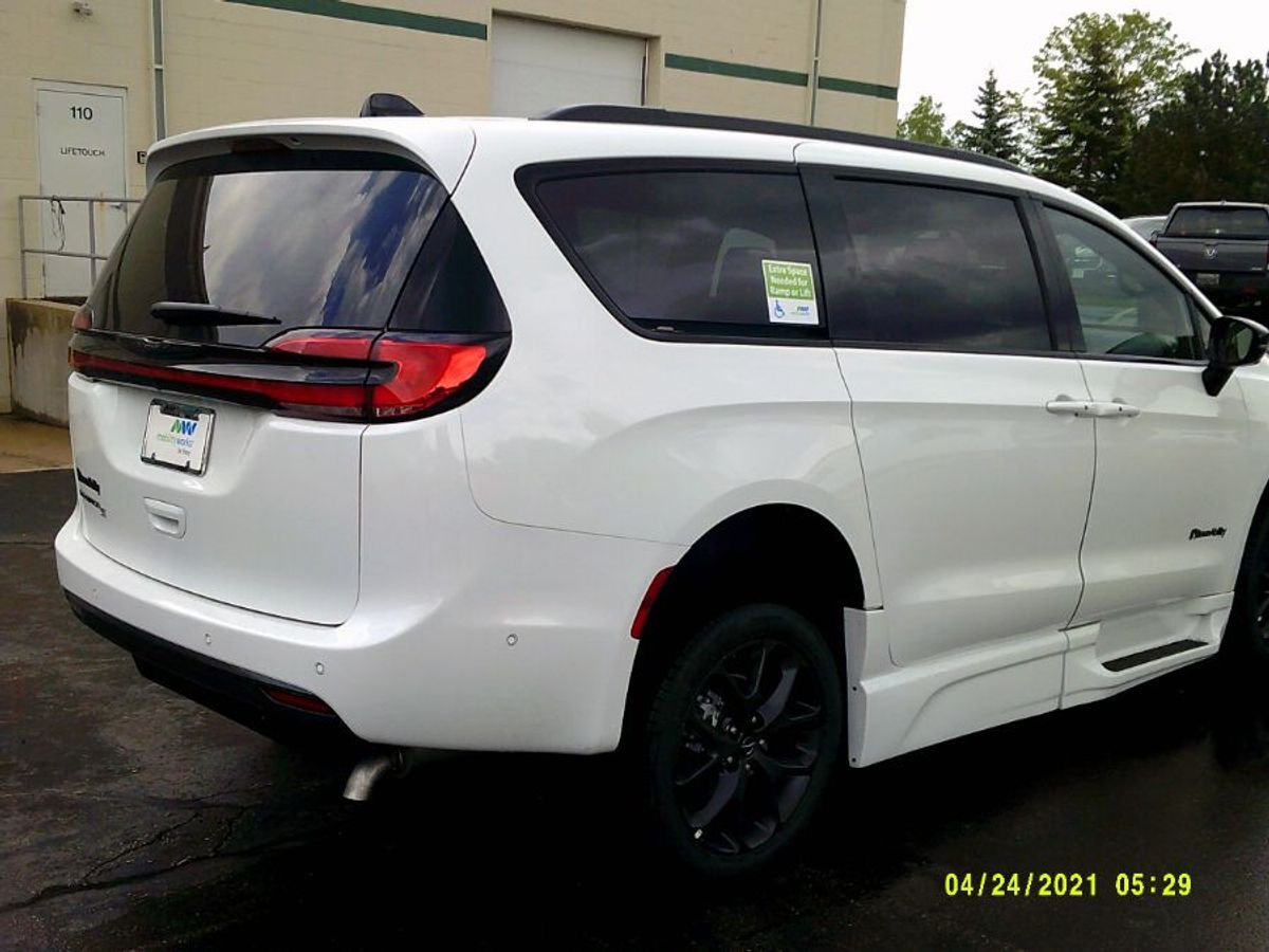 2024 Chrysler Pacifica Touring L - Photo 8