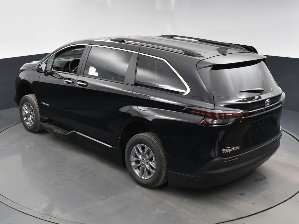 2024 Toyota Sienna XLE - Photo 16
