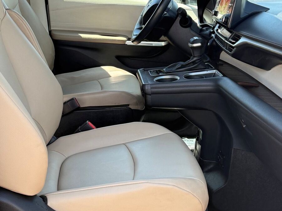 2021 Toyota Sienna XLE - Photo 37