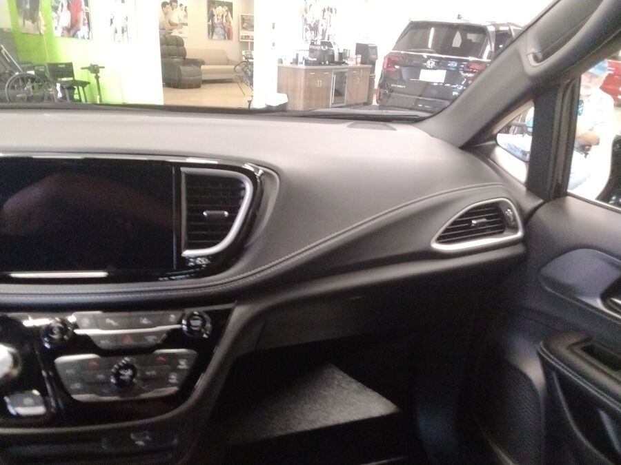 2027 Chrysler Pacifica Select - Photo 5