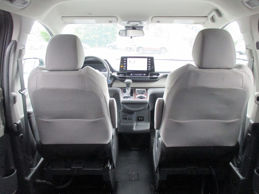 2022 Toyota Sienna LE - Photo 11