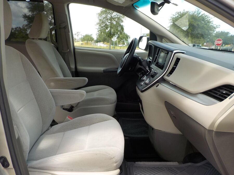 2017 Toyota Sienna LE - Photo 16