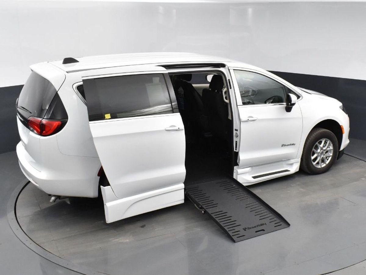 2023 Chrysler Voyager LX - Photo 24