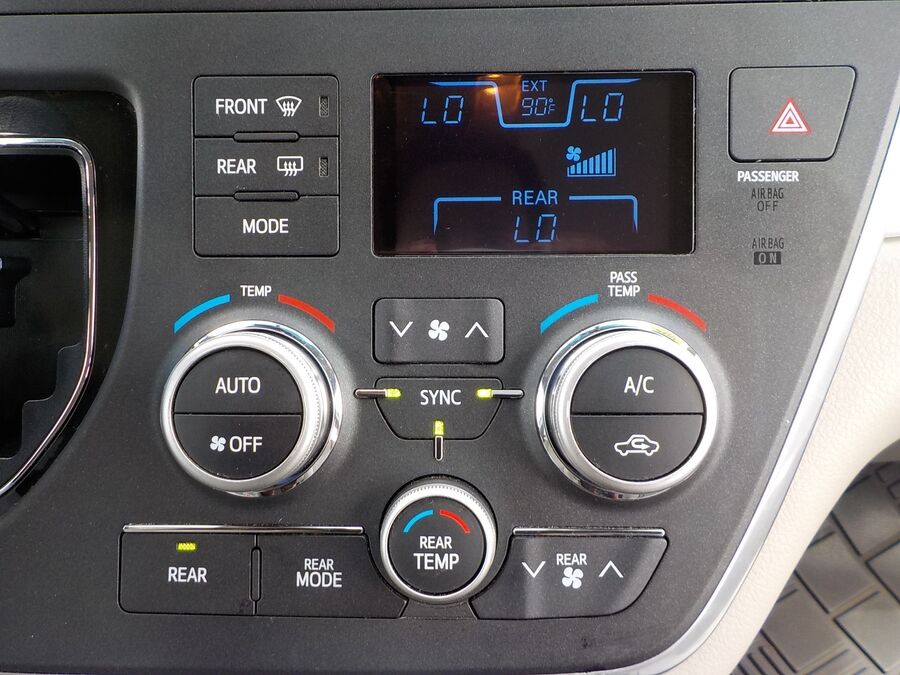 2017 Toyota Sienna LE - Photo 14