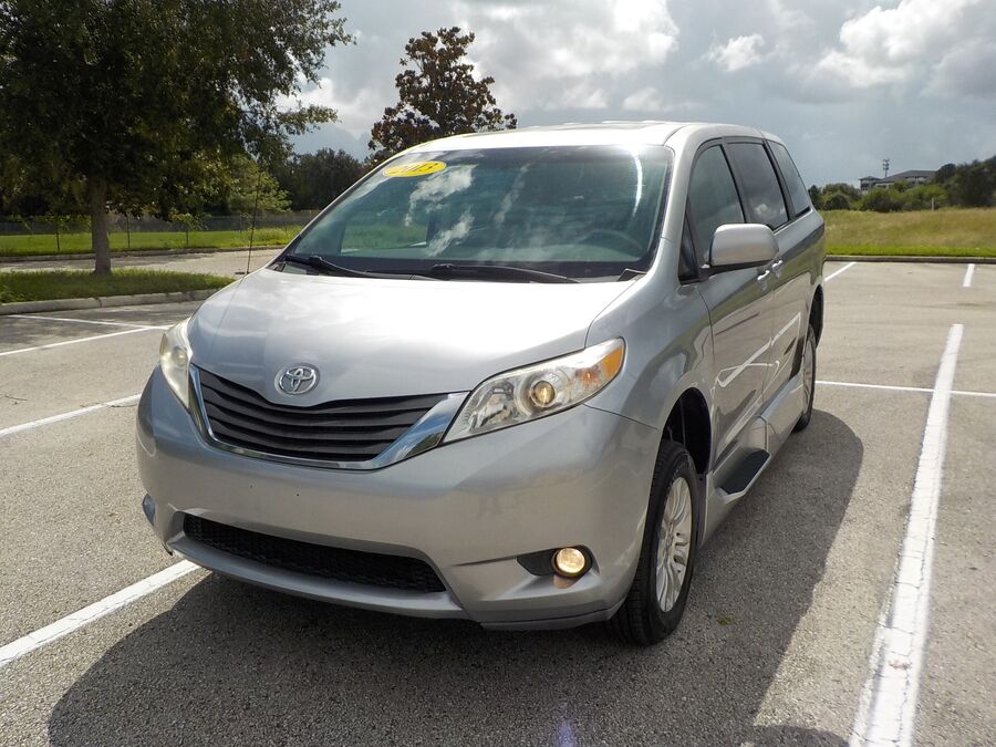 2013 Toyota Sienna XLE - Photo 3