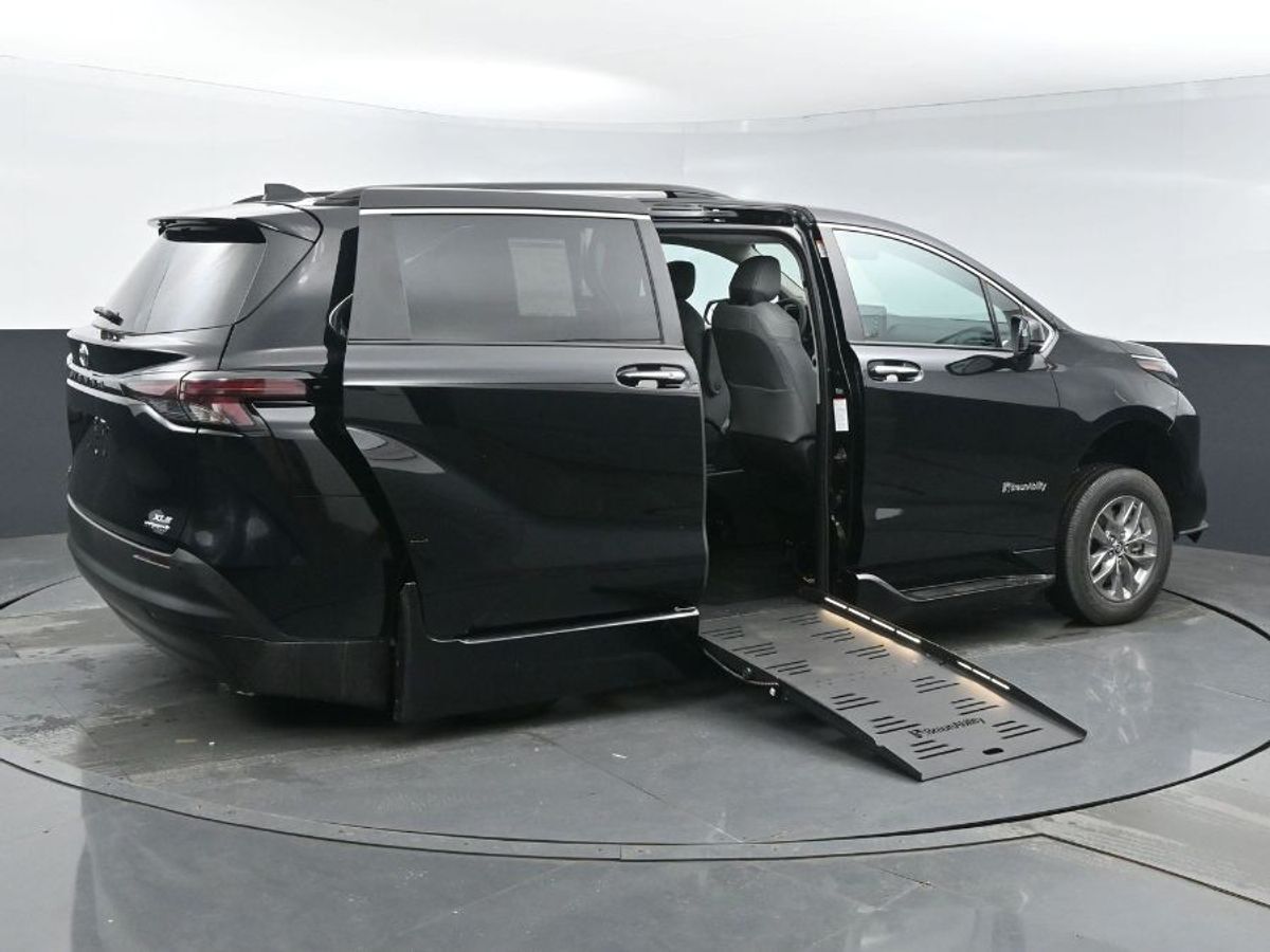 2024 Toyota Sienna XLE - Photo 25