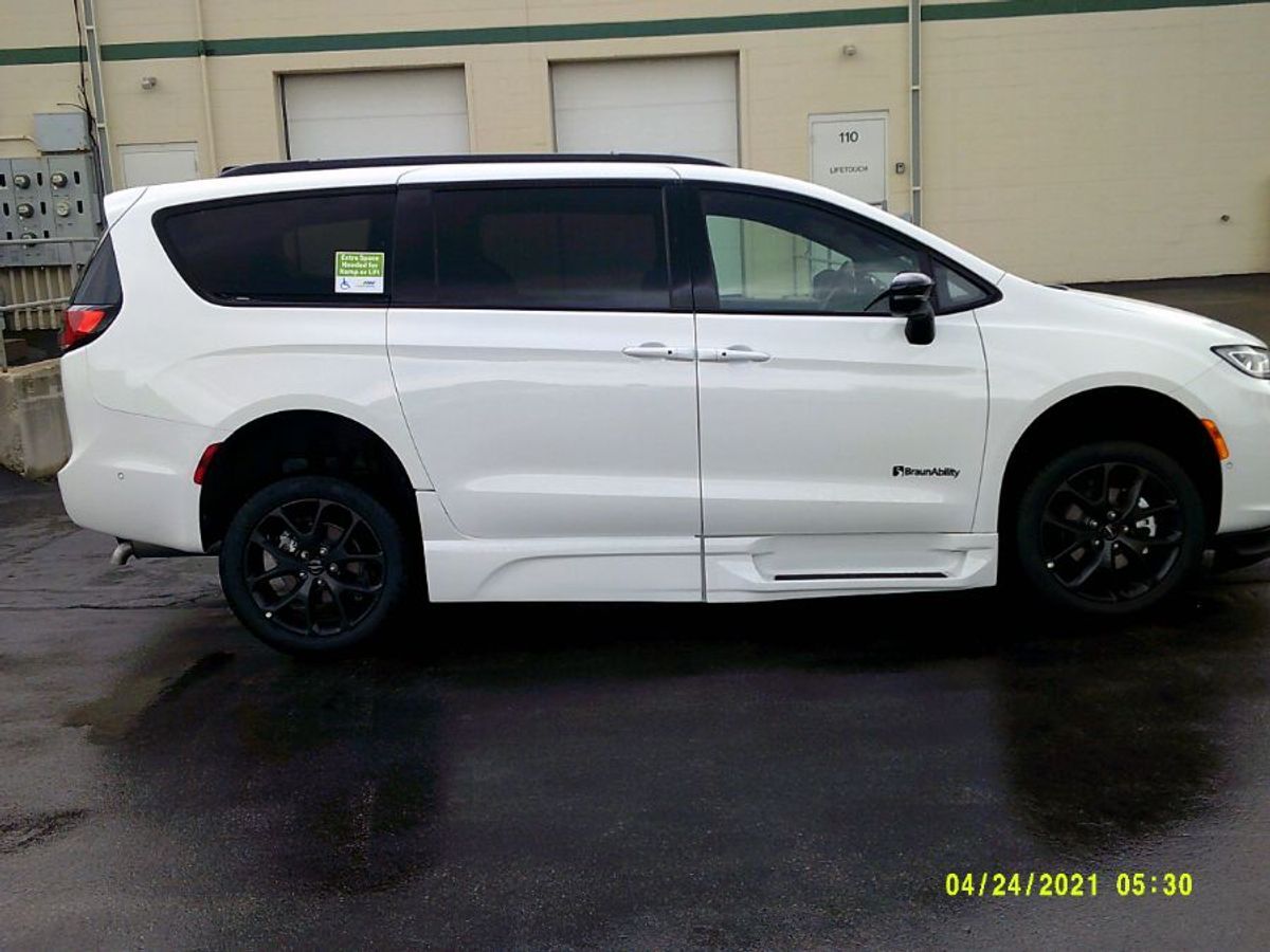 2024 Chrysler Pacifica Touring L - Photo 9