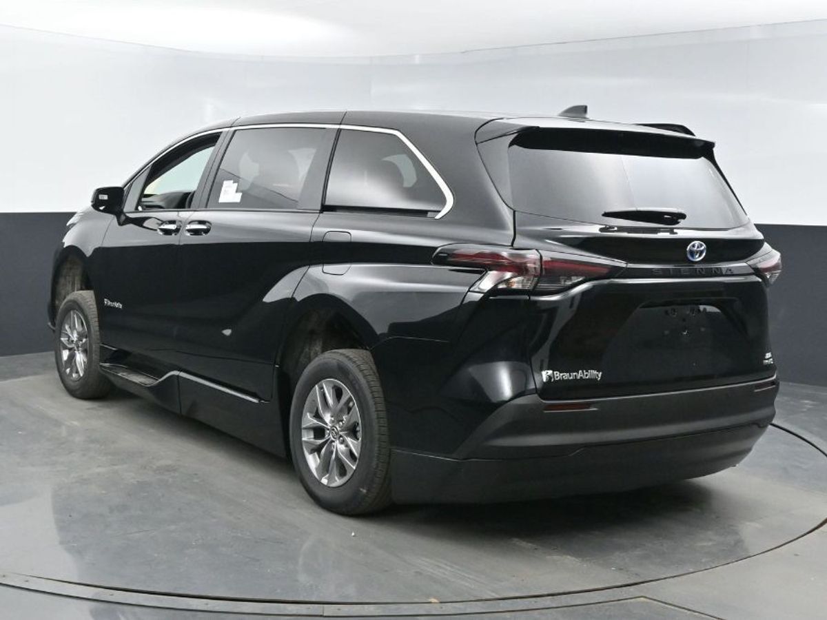2024 Toyota Sienna XLE - Photo 22
