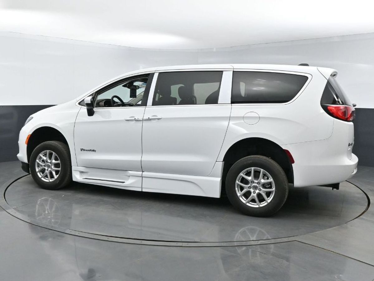 2023 Chrysler Voyager LX - Photo 4