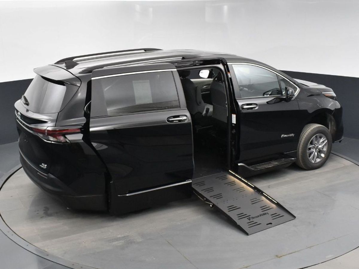 2024 Toyota Sienna XLE - Photo 17