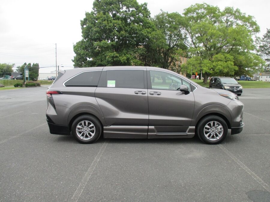 2022 Toyota Sienna LE - Photo 7