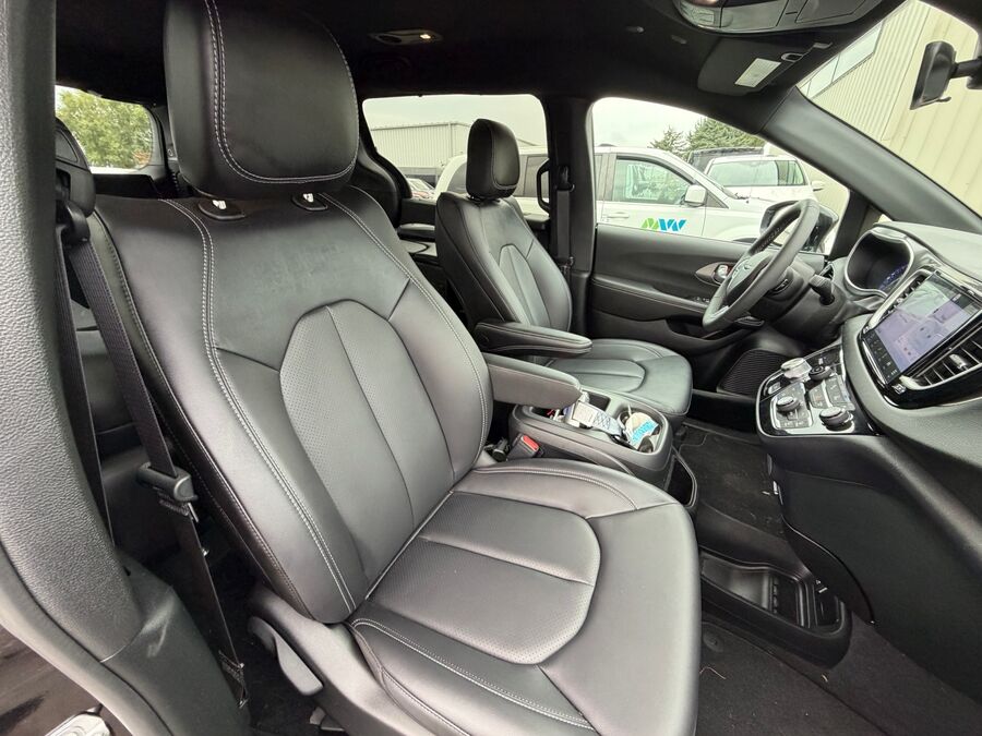 2026 Chrysler Voyager LX - Photo 14
