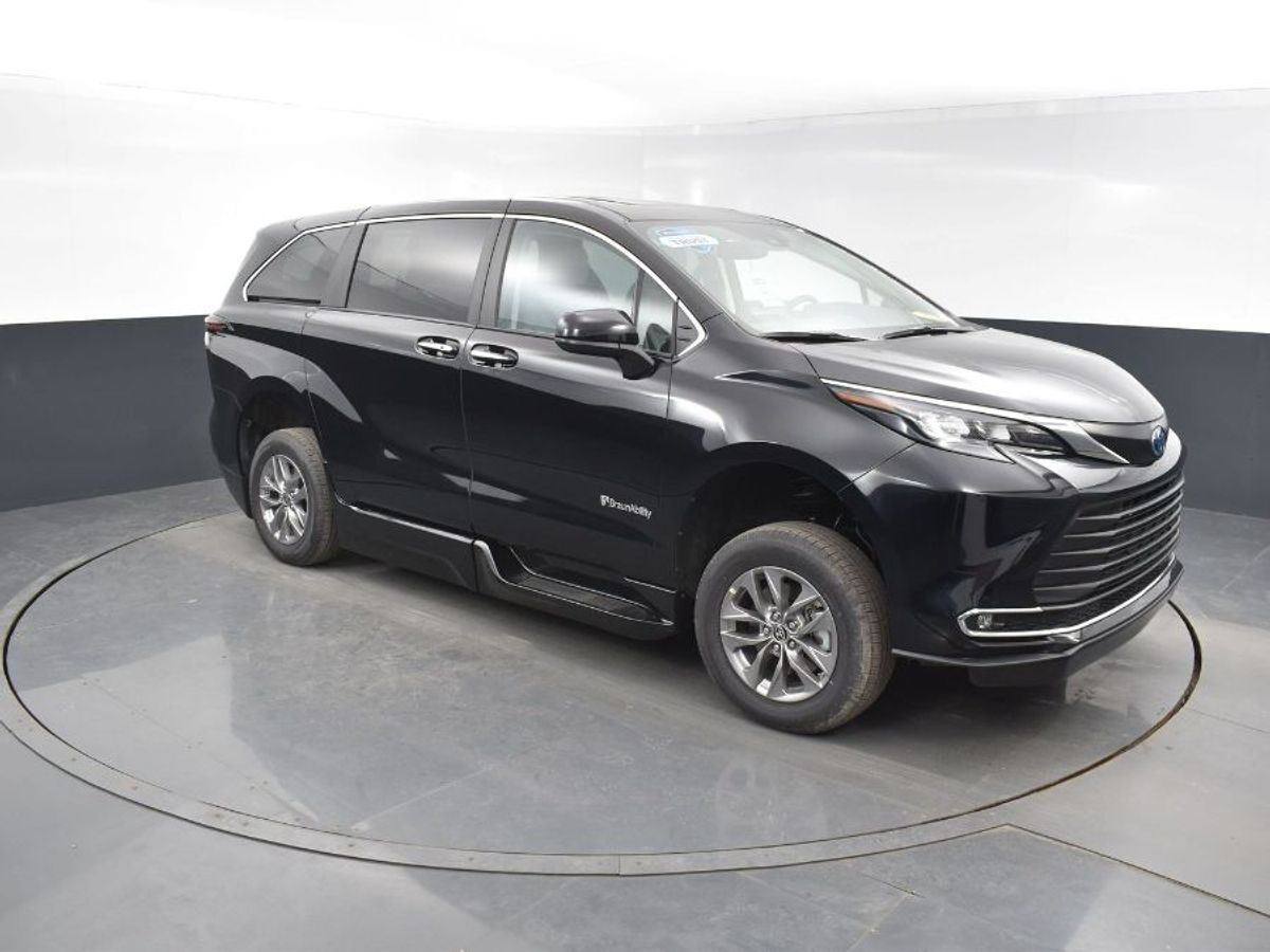 2024 Toyota Sienna XLE - Photo 9