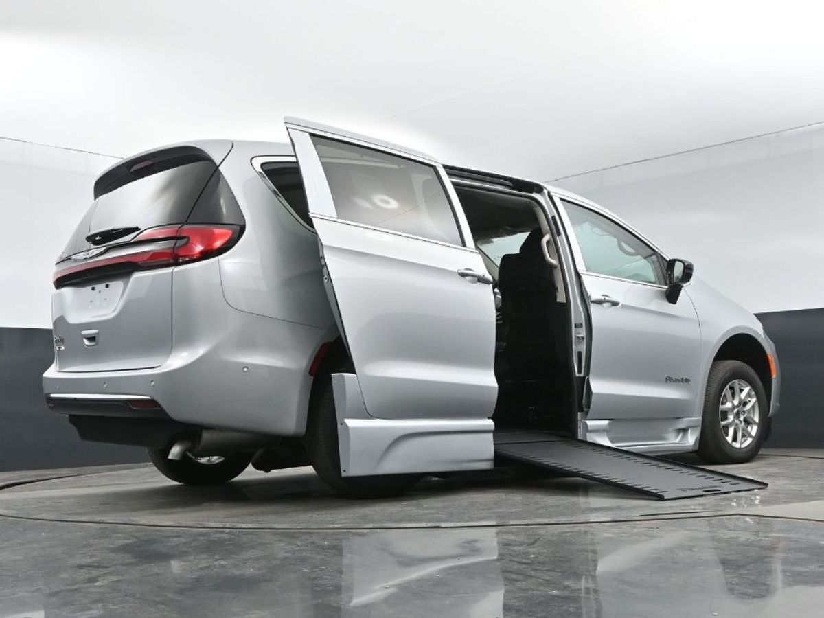 2024 Chrysler Pacifica Touring L - Photo 12