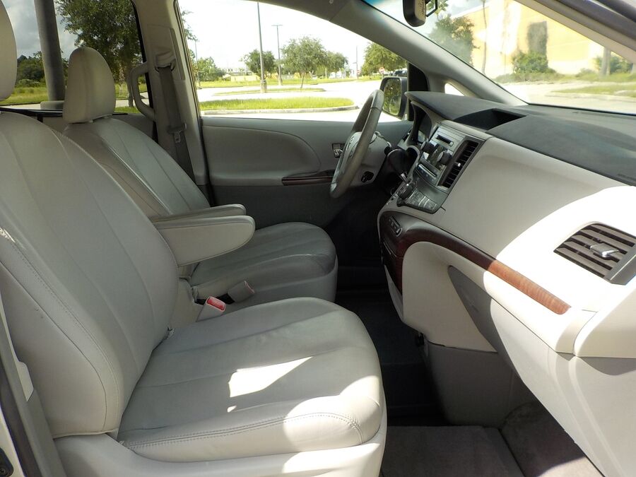 2013 Toyota Sienna XLE - Photo 16