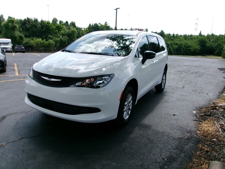 2026 Chrysler Voyager LX - Photo 2