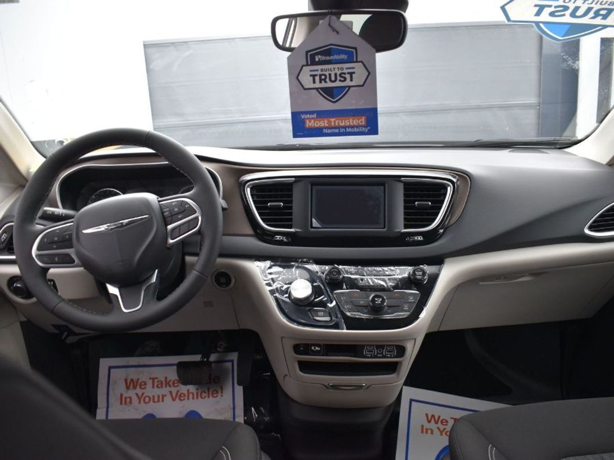 2023 Chrysler Voyager LX - Photo 12