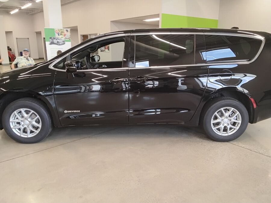 2027 Chrysler Pacifica Select - Photo 4