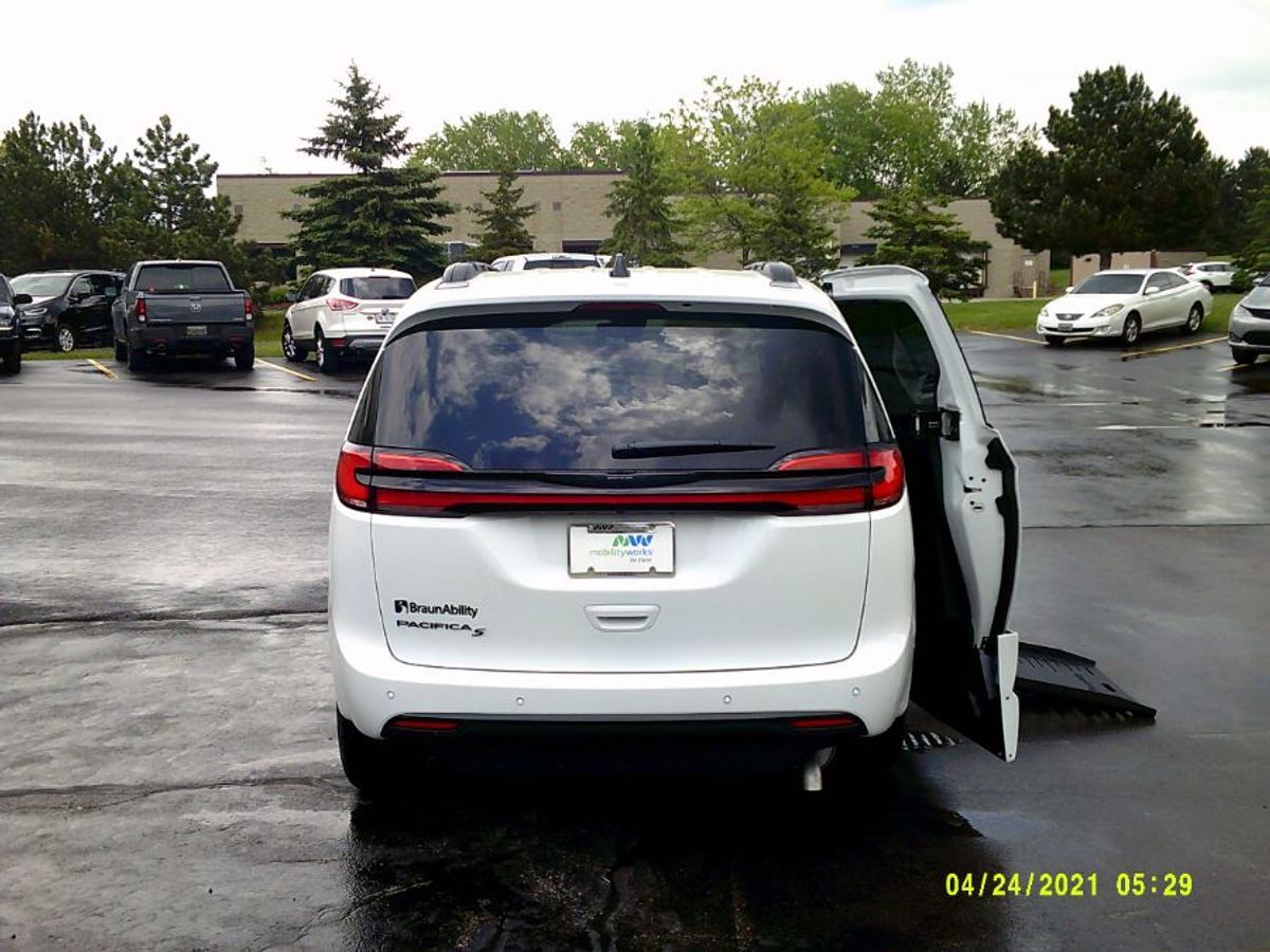 2024 Chrysler Pacifica Touring L - Photo 6