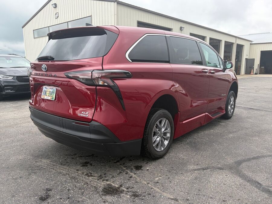 2024 Toyota Sienna XLE - Photo 9