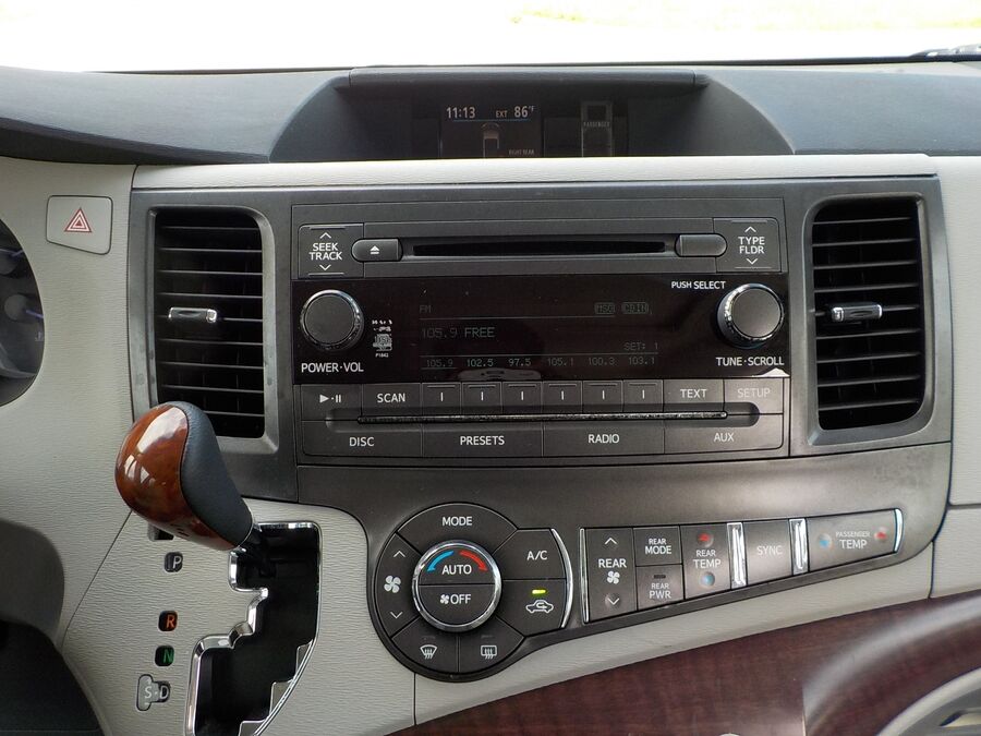 2013 Toyota Sienna XLE - Photo 12
