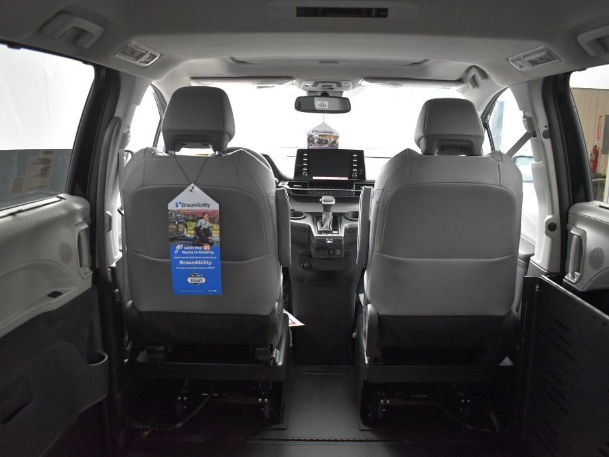 2024 Toyota Sienna XLE - Photo 8