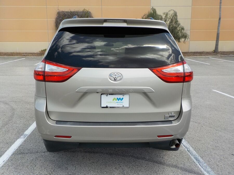 2017 Toyota Sienna LE - Photo 7