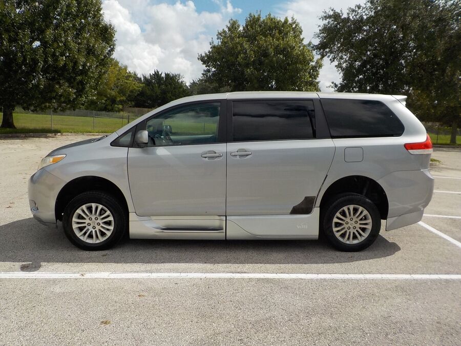 2013 Toyota Sienna XLE - Photo 4