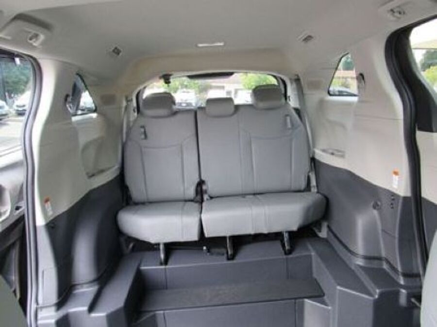 2023 Toyota Sienna XLE - Photo 7