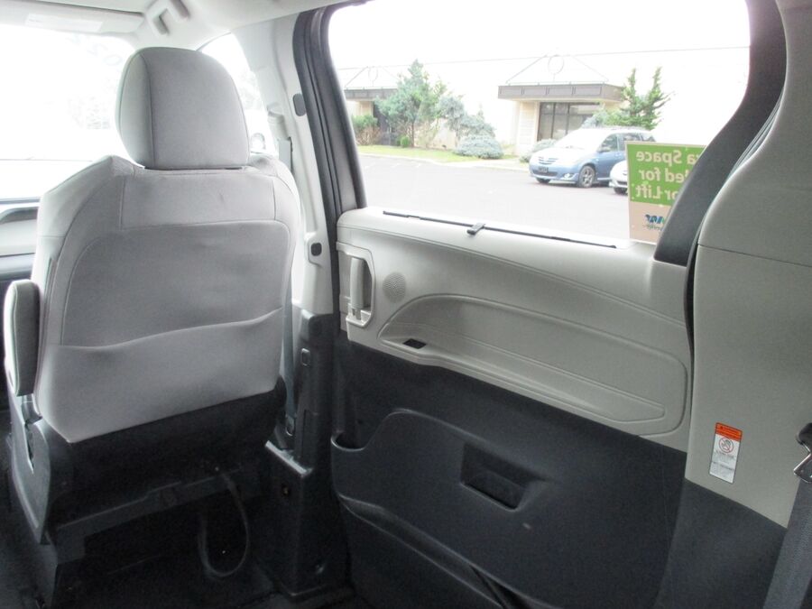 2022 Toyota Sienna LE - Photo 12