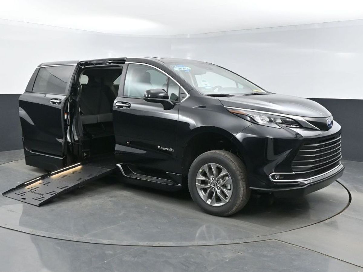 2024 Toyota Sienna XLE - Photo 18