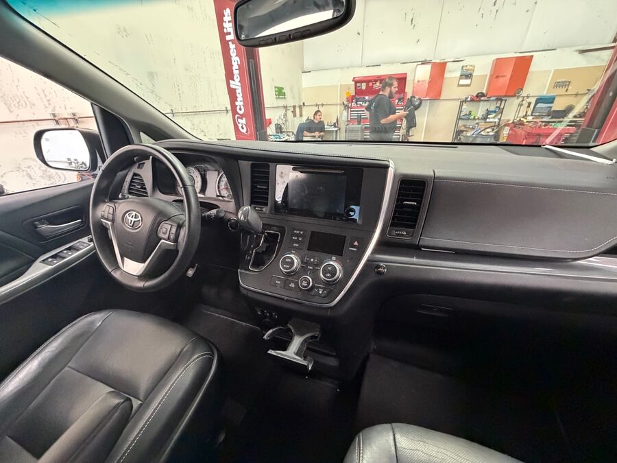 2017 Toyota Sienna SE - Photo 9