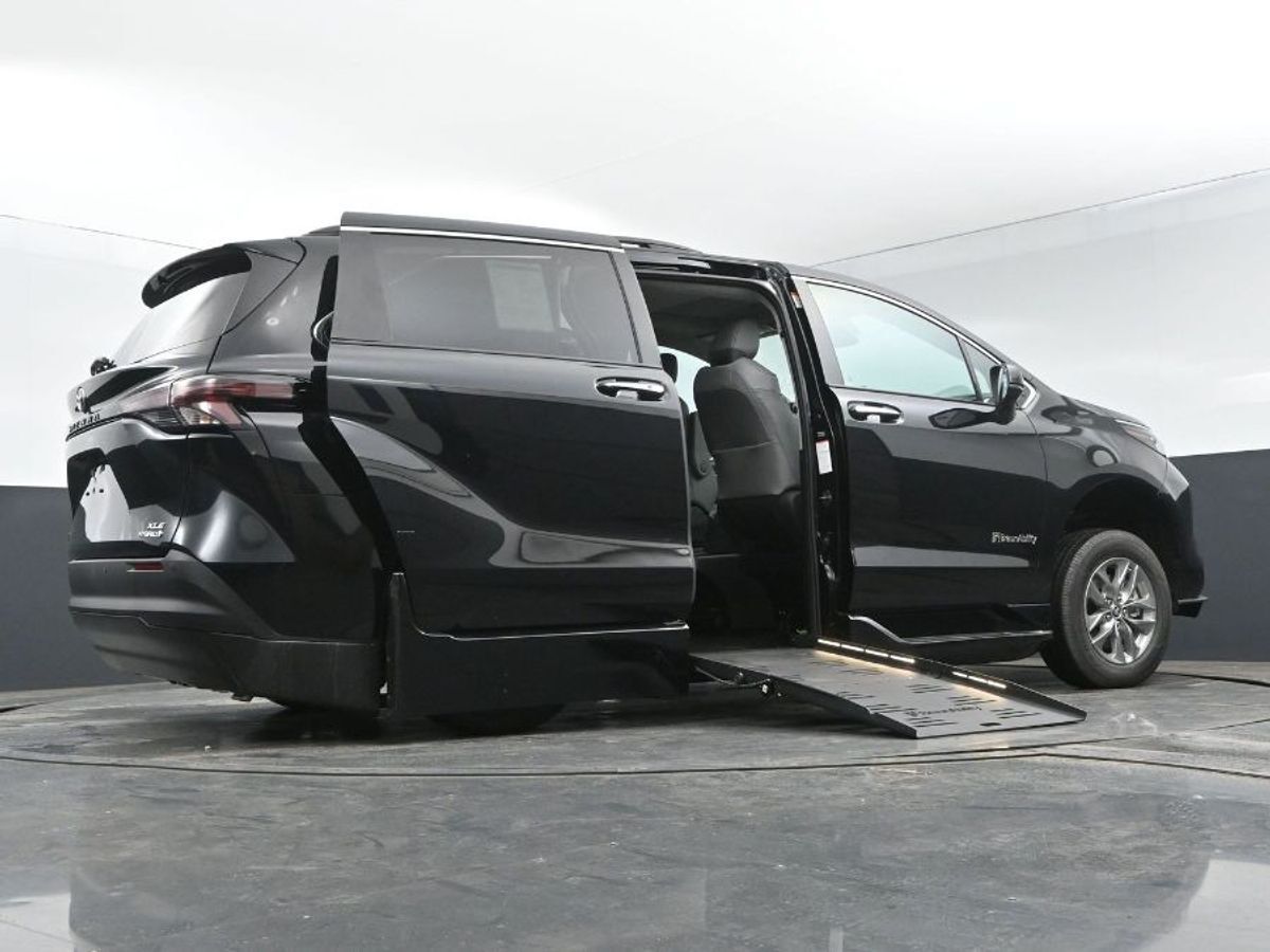 2024 Toyota Sienna XLE - Photo 14