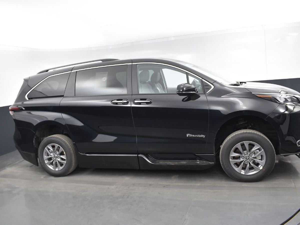 2024 Toyota Sienna XLE - Photo 9