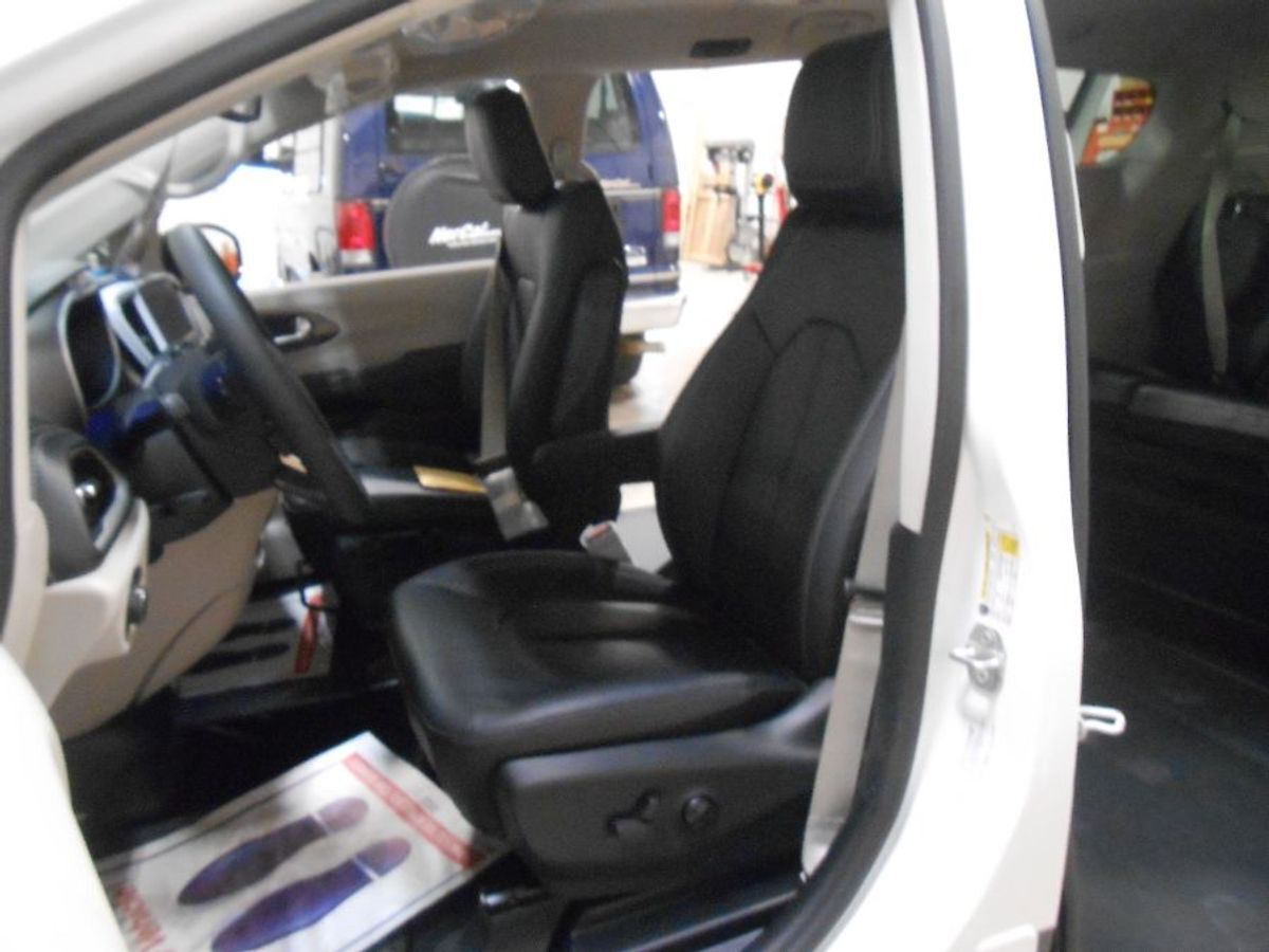 2024 Chrysler Pacifica Touring L - Photo 17