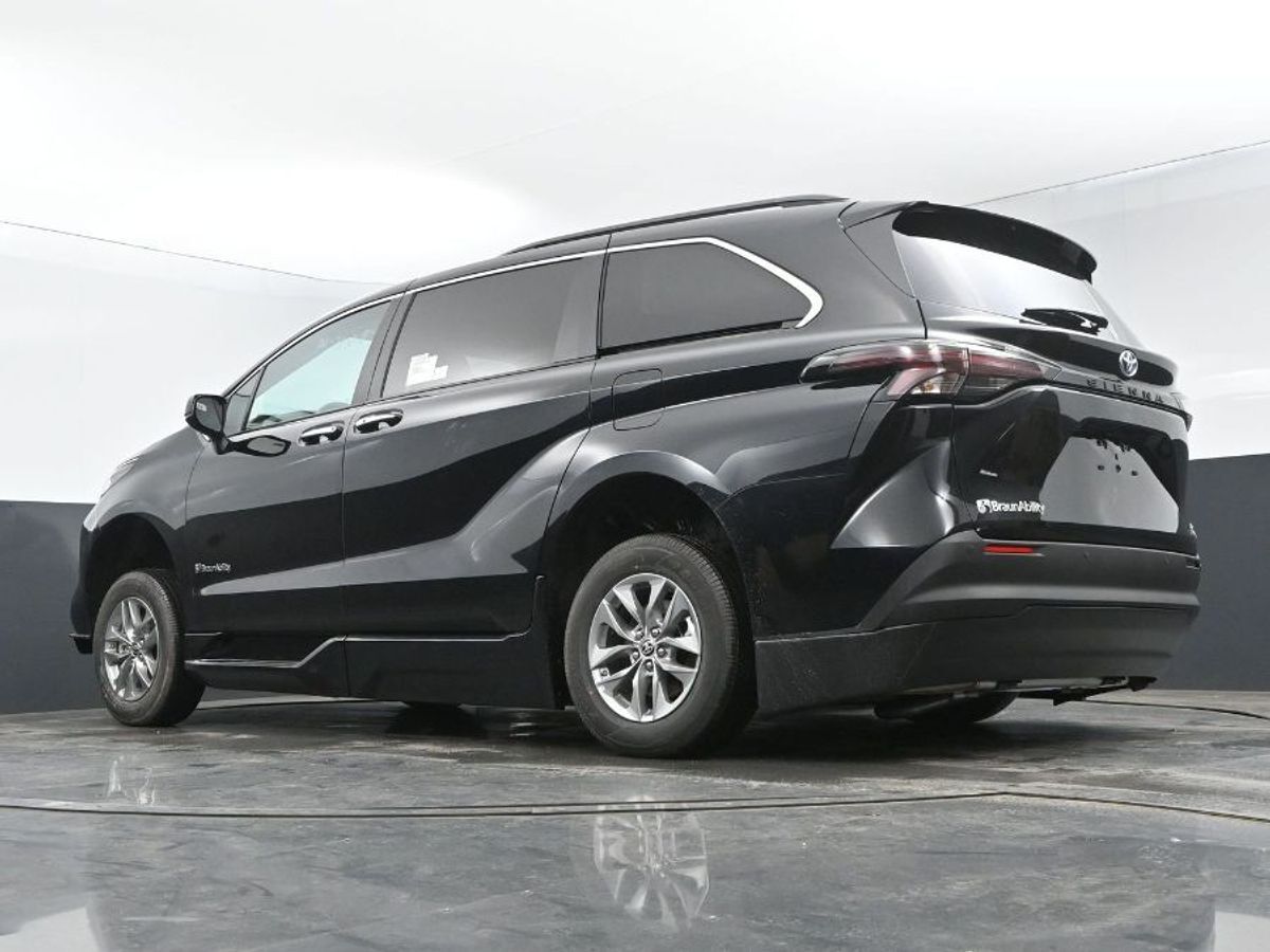 2024 Toyota Sienna XLE - Photo 13