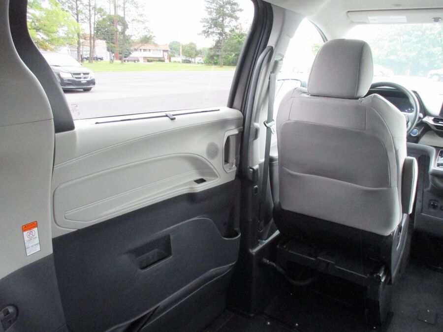 2022 Toyota Sienna LE - Photo 10