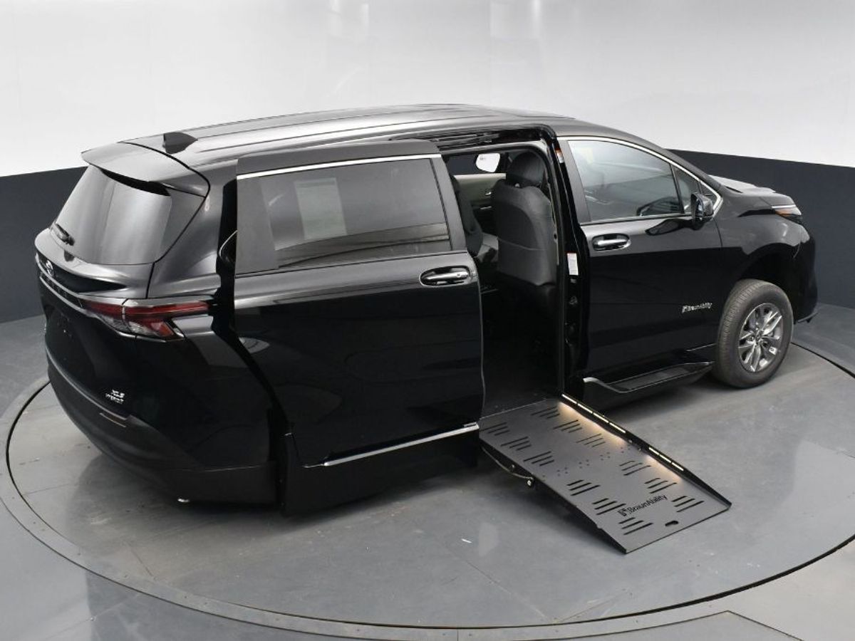 2024 Toyota Sienna XLE - Photo 17