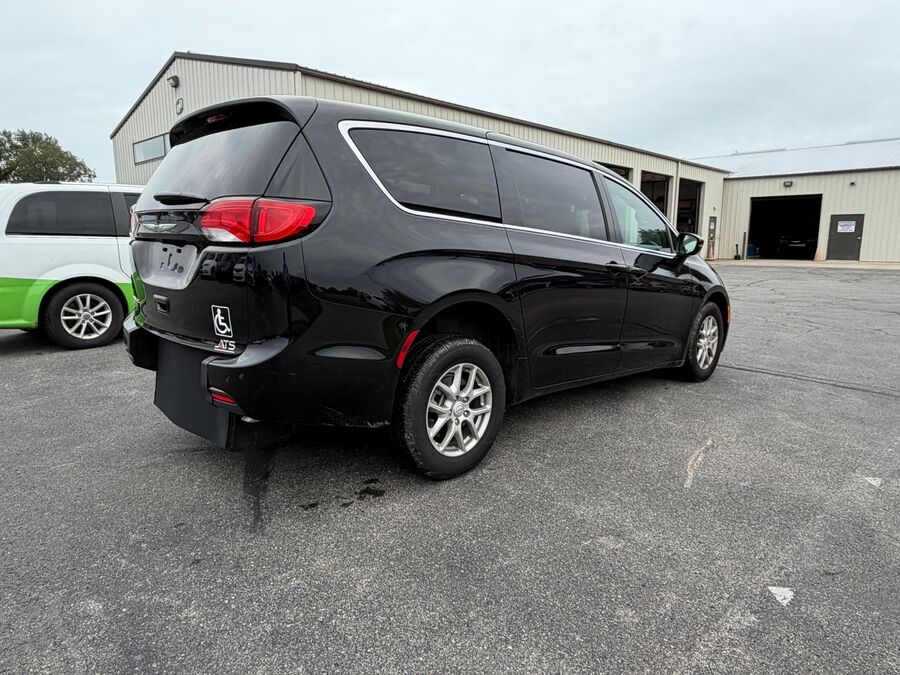 2026 Chrysler Voyager LX - Photo 9