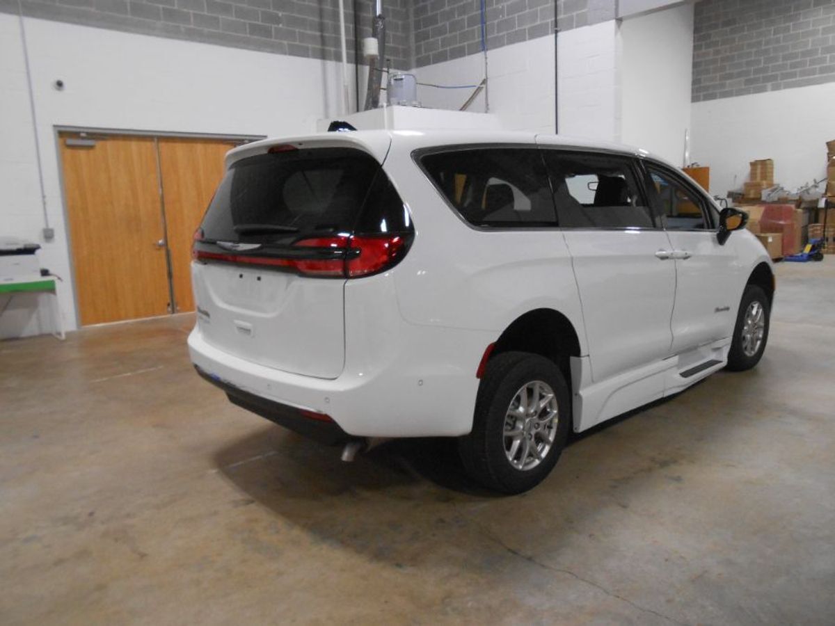 2024 Chrysler Pacifica Touring L - Photo 8