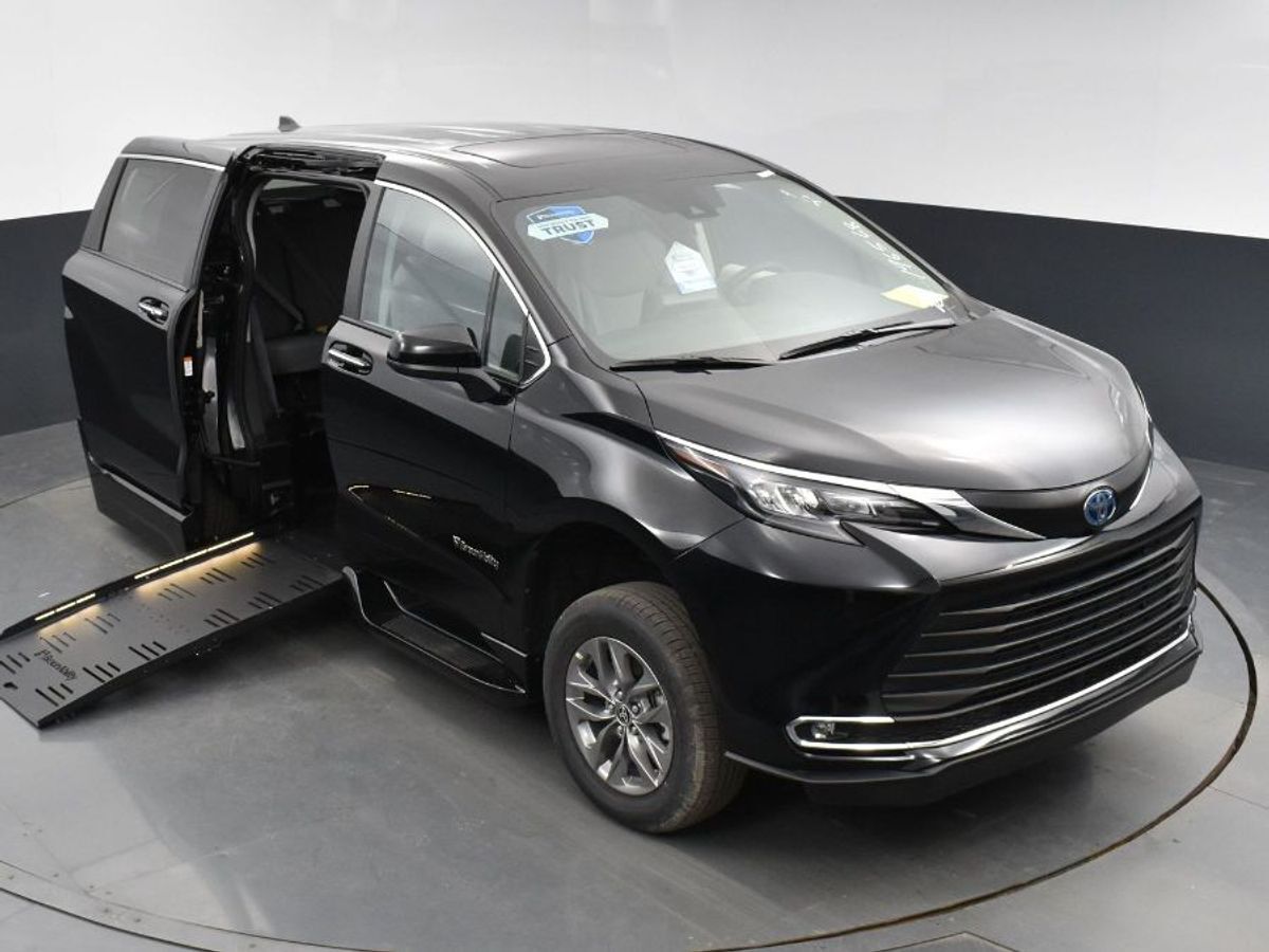 2024 Toyota Sienna XLE - Photo 14