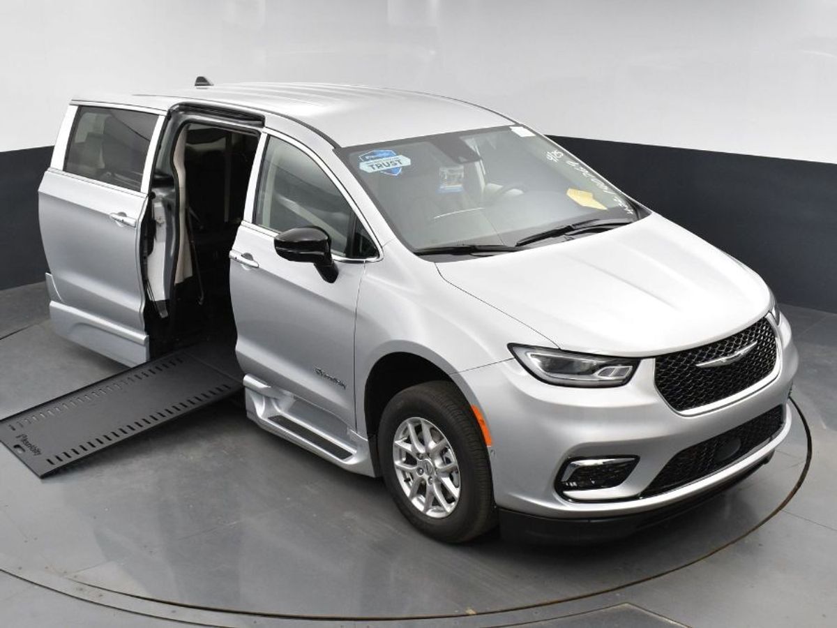 2024 Chrysler Pacifica Touring L - Photo 13