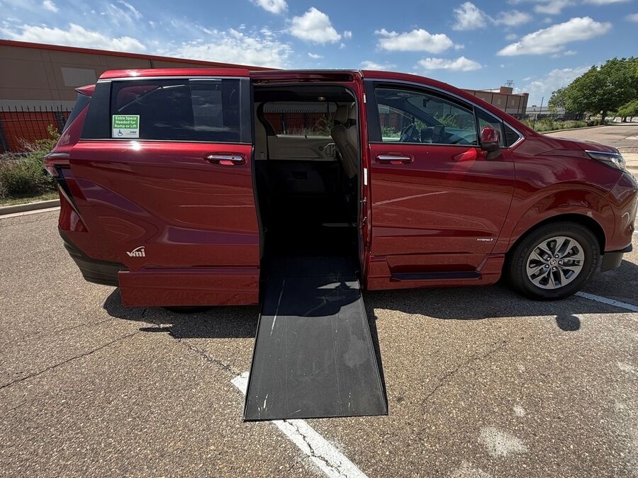 2021 Toyota Sienna XLE - Photo 11