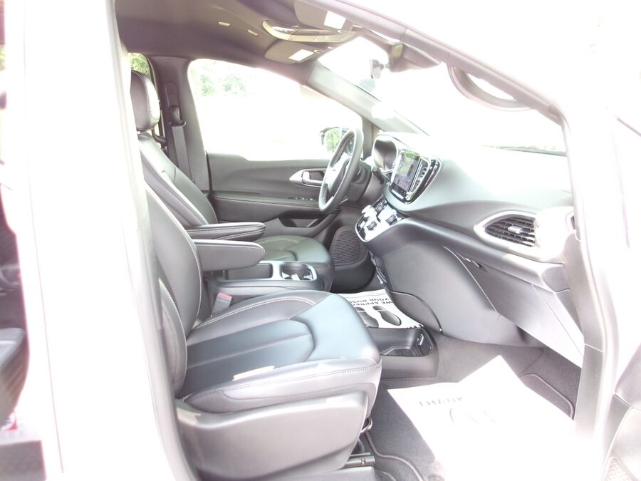2026 Chrysler Voyager LX - Photo 14
