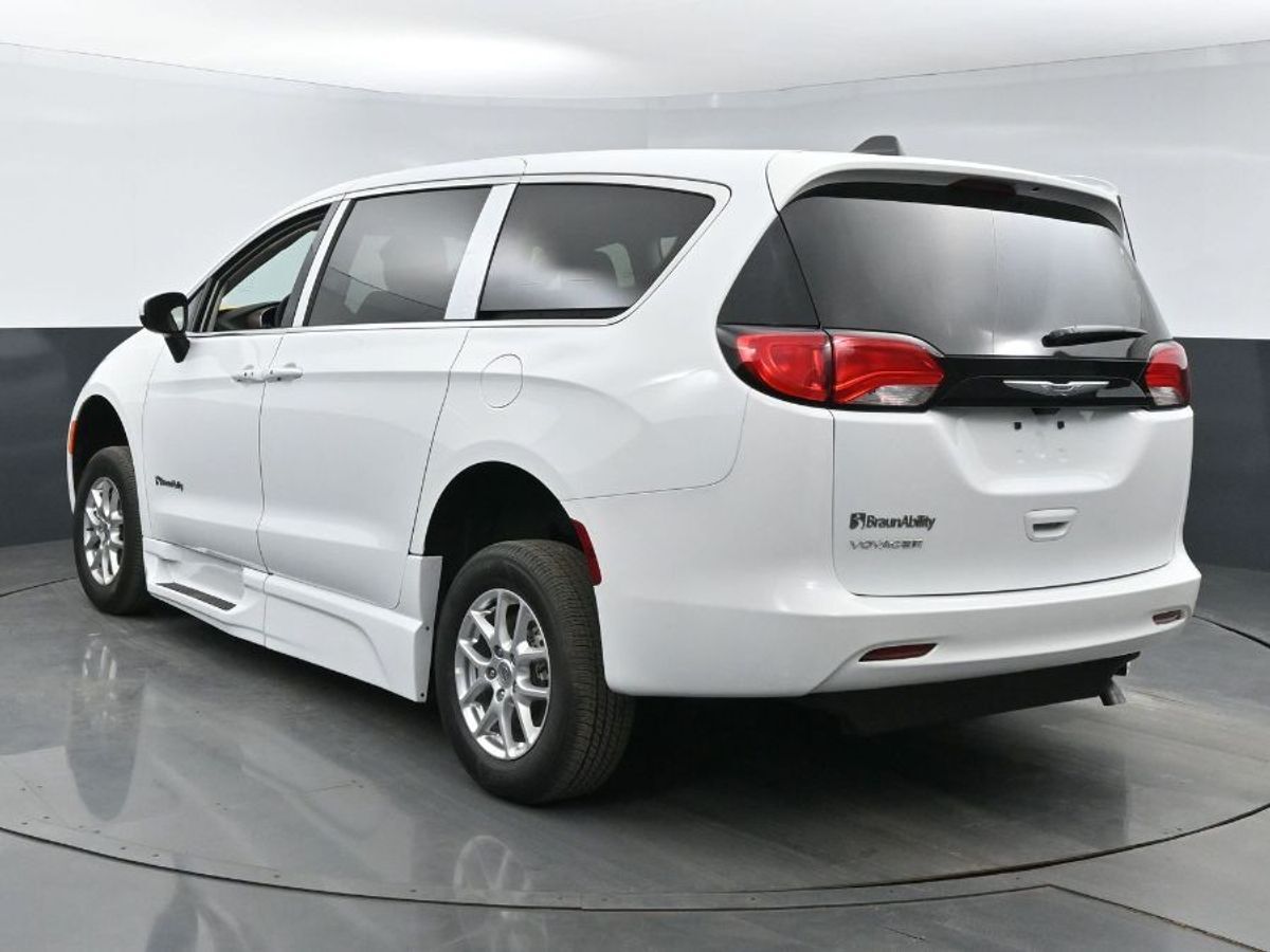 2023 Chrysler Voyager LX - Photo 5