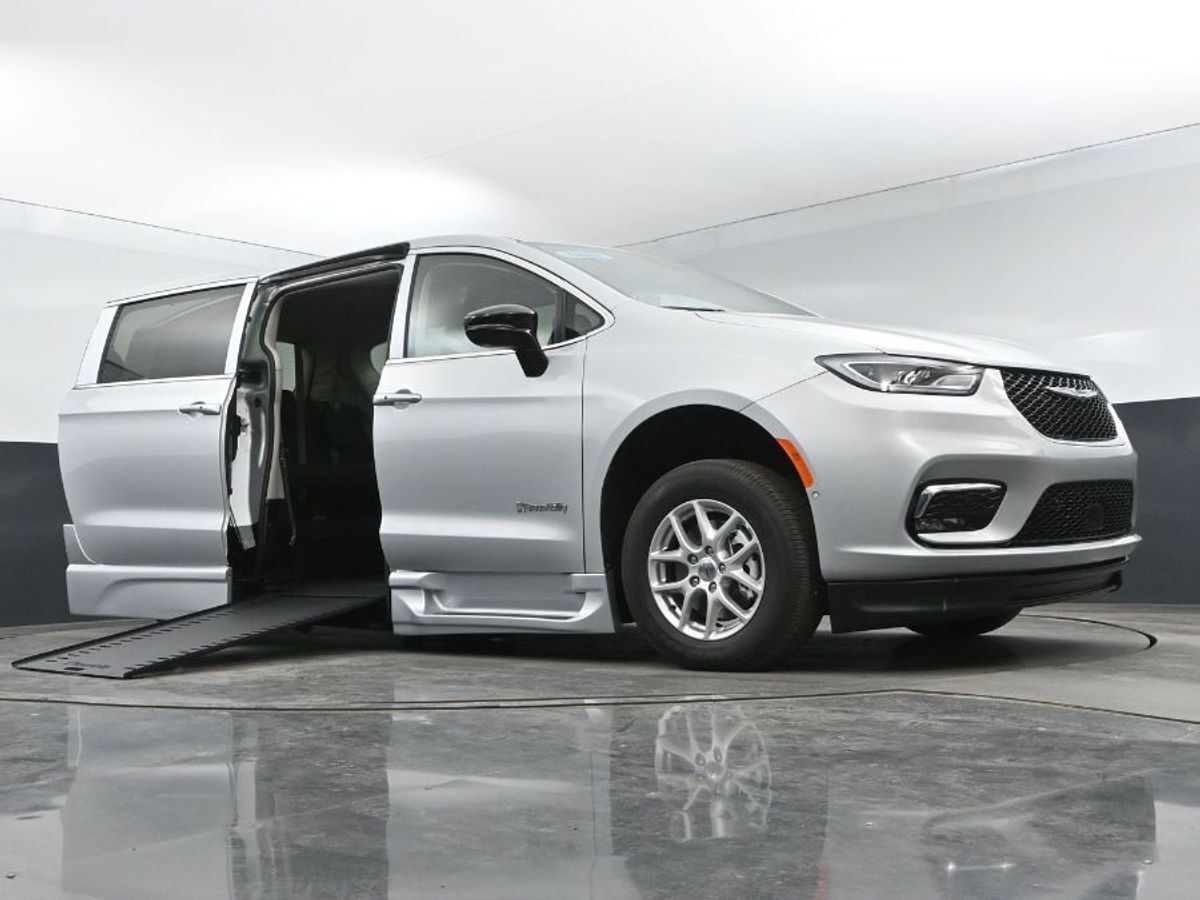2024 Chrysler Pacifica Touring L - Photo 9