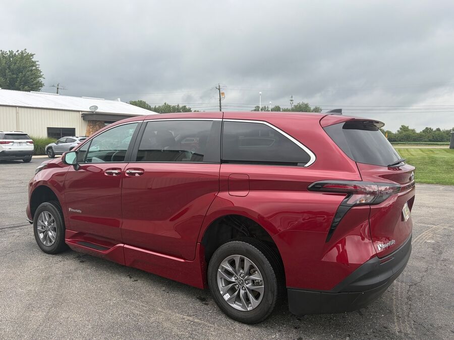 2024 Toyota Sienna XLE - Photo 6