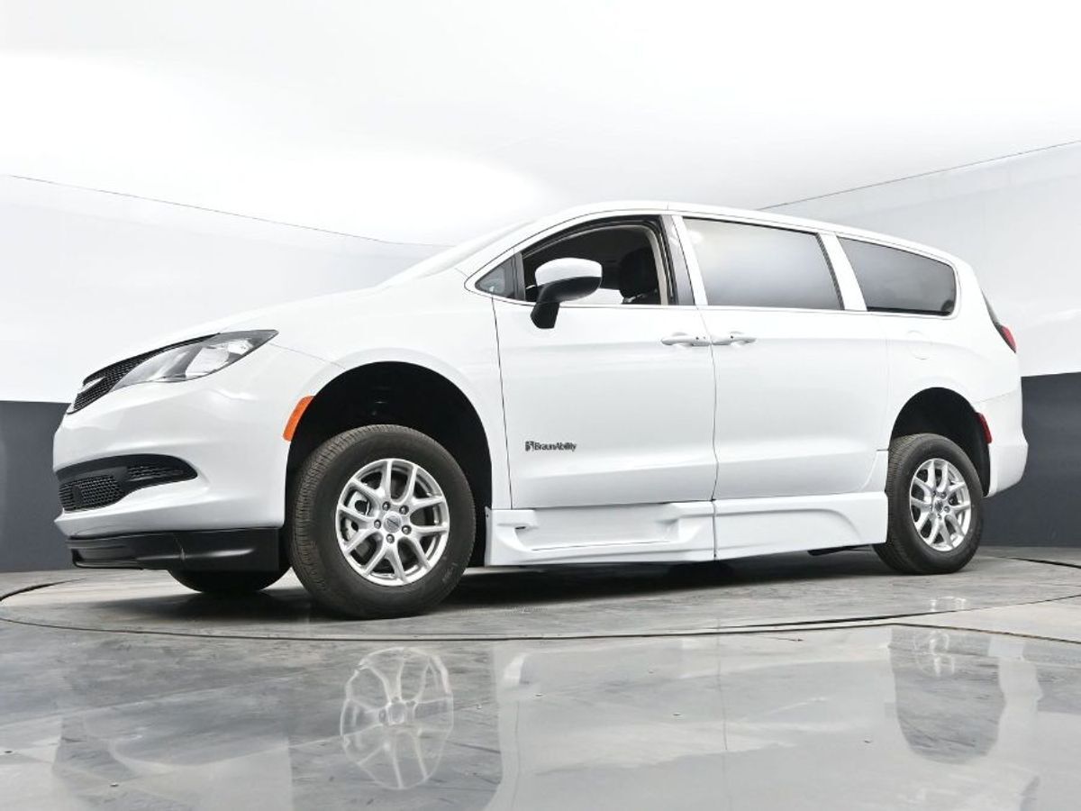 2023 Chrysler Voyager LX - Photo 18