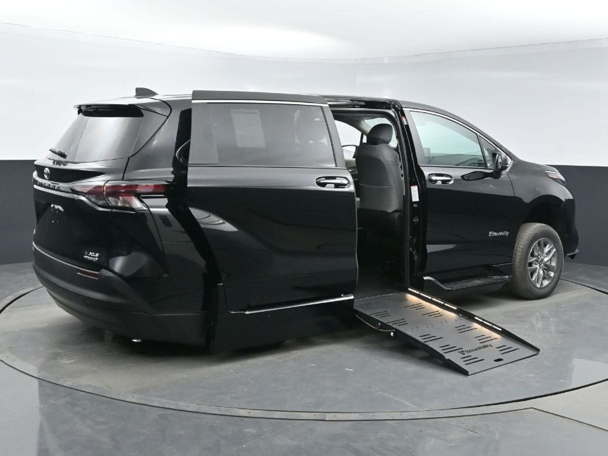 2024 Toyota Sienna XLE - Photo 24