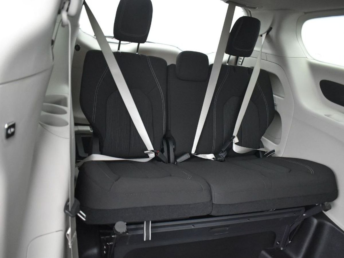2023 Chrysler Voyager LX - Photo 11